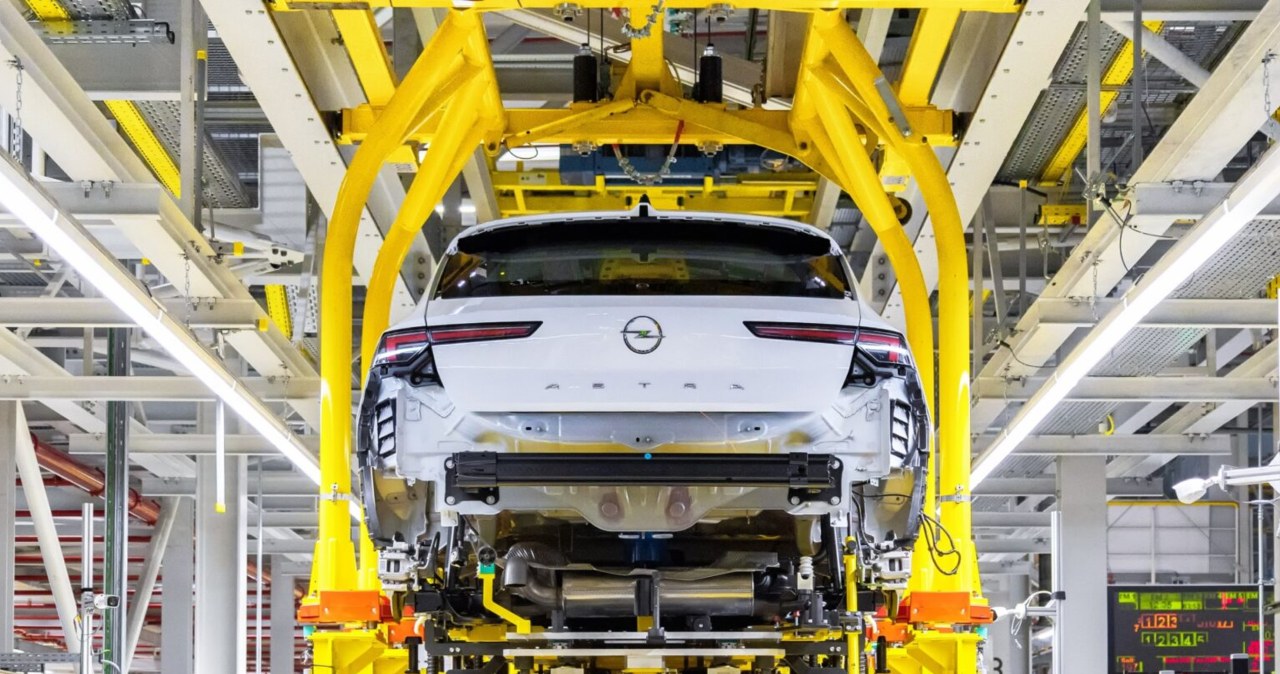 Kolejne cięcia w Oplu. Inżynierowie tracą pracę, zmienia się strategia