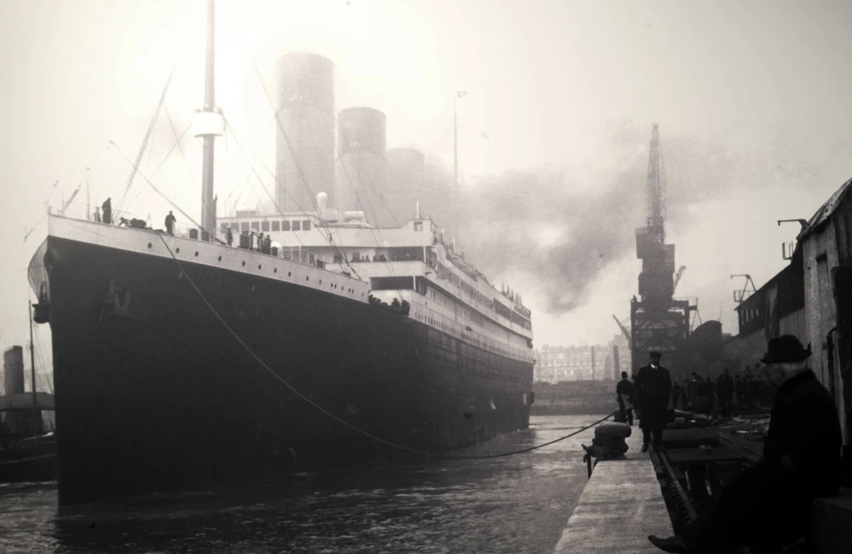 Titanic miał być "niezatapialny". 14 kwietnia 2026 roku mija 114 lat od jednej z największych tragedii morskich w historii. Zatonięcie statku do dziś pozostaje symbolem ludzkiej pychy, tragicznych błędów i niewyobrażalnego dramatu na środku Atlantyku. Titanic, niegdyś symbol potęgi i luksusu, w ciągu kilku godzin poszedł na dno, pociągając za sobą ponad 1500 ludzkich istnień. Co wydarzyło się w tę pamiętną noc? Jak wyglądały ostatnie chwile na pokładzie najbardziej znanego statku świata?