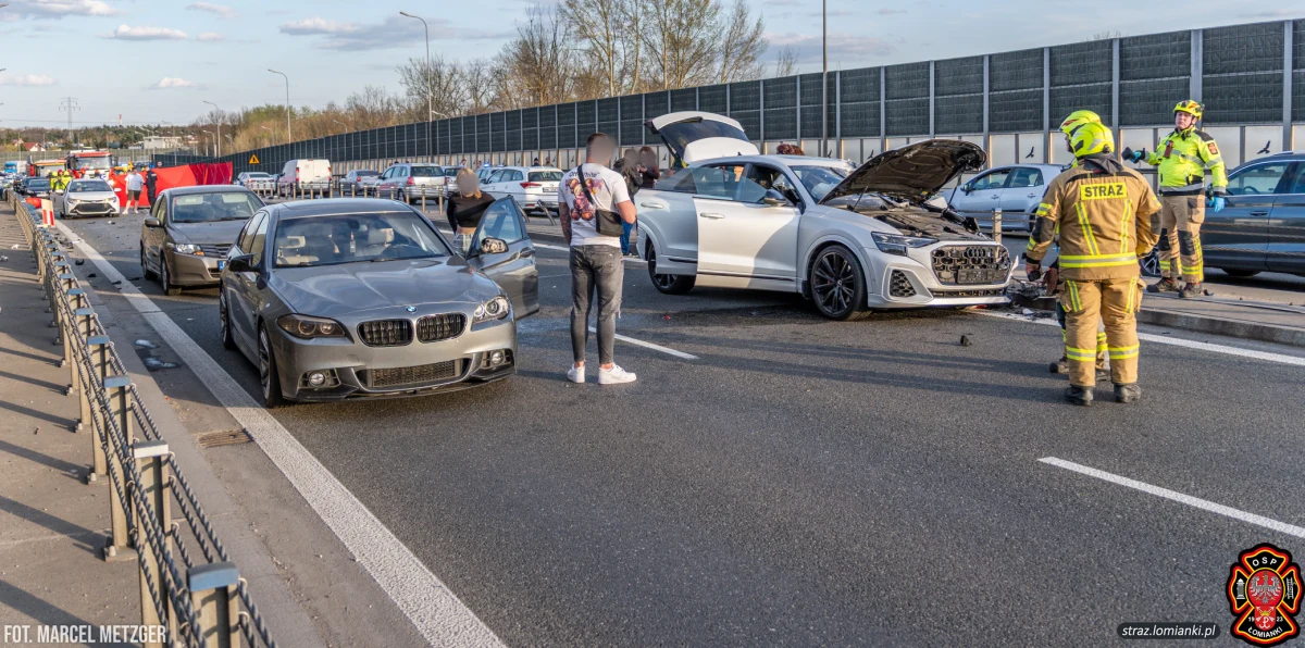 Policja i prokuratura badają okoliczności tragicznego karambolu w Łomiankach na Mazowszu. W niedzielę zginęły w nim dwie osoby. Policjanci proszą o zgłaszanie się świadków. Apelują szczególnie do osób, które mają w swoich autach rejestratory.