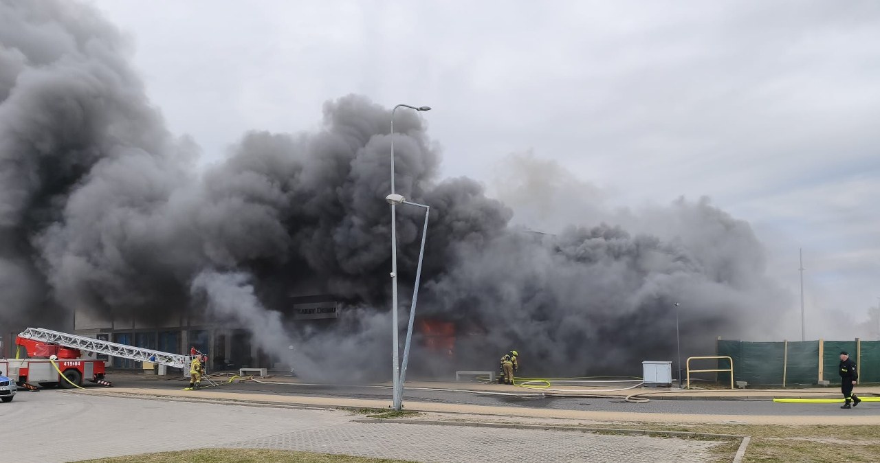 Czersk. Ogromny pożar marketu. Ewakuowano sąsiednie osiedle Czersk. Ogromny pożar marketu. Ewakuowano sąsiednie osiedle