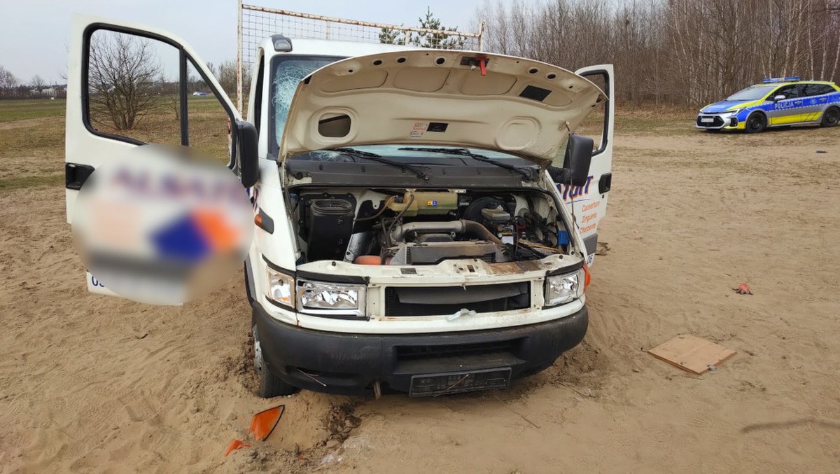 Kradli dla zabawy, zakopali auto w piasku. Młodzi złodzieje zatrzymani