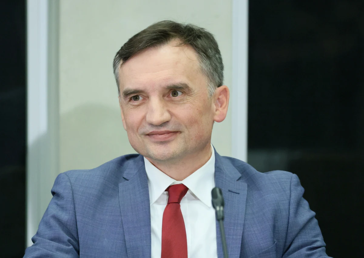 Sąd Okręgowy w Warszawie odpowiada na ponaglające pismo prokuratury ws. Europejskiego Nakazu Aresztowania Zbigniewa Ziobry. Wczoraj Prokuratura Krajowa wnioskowała o wyznaczenie terminu posiedzenia sądu ws. wniosku, złożonego w tej sprawie ponad dwa miesiące temu. Dziś znamy już odpowiedź sądu.