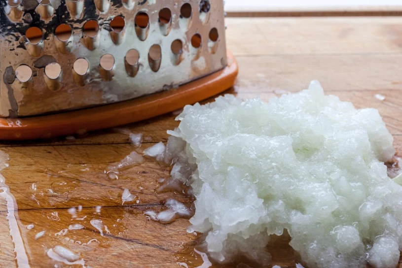 Każdy ma w domu. Pomoże podczas tarcia cebuli