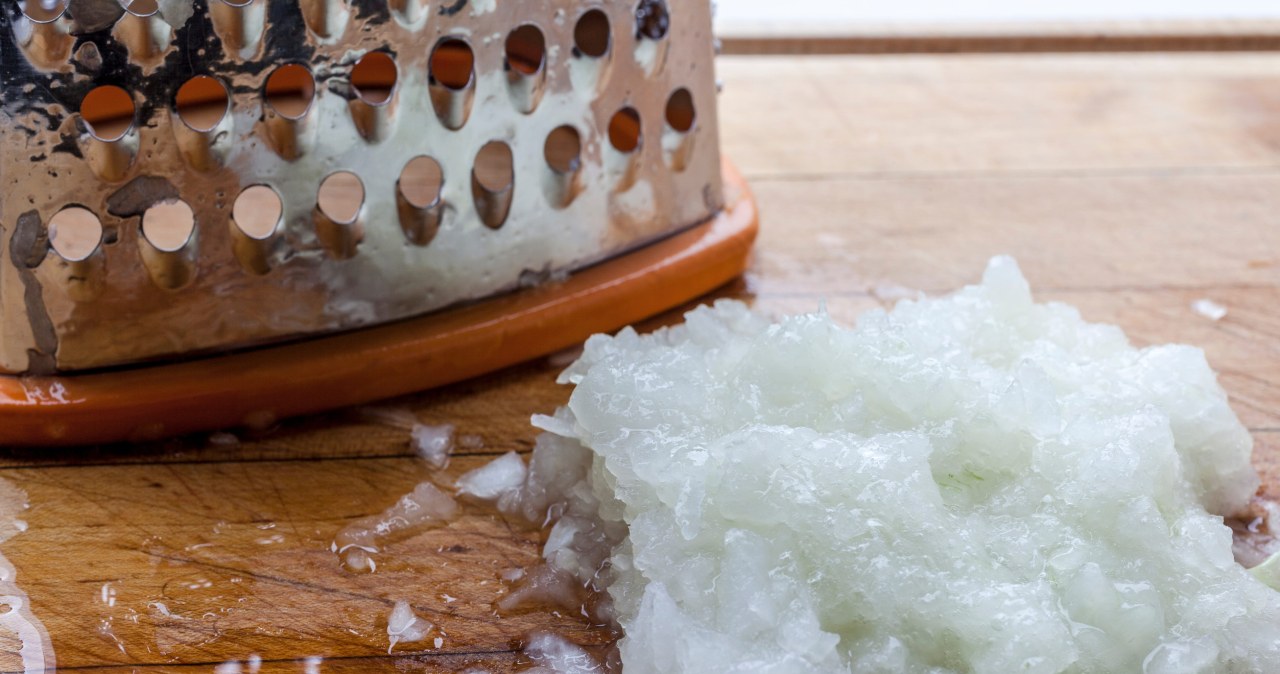 Każdy ma w domu. Pomoże podczas tarcia cebuli