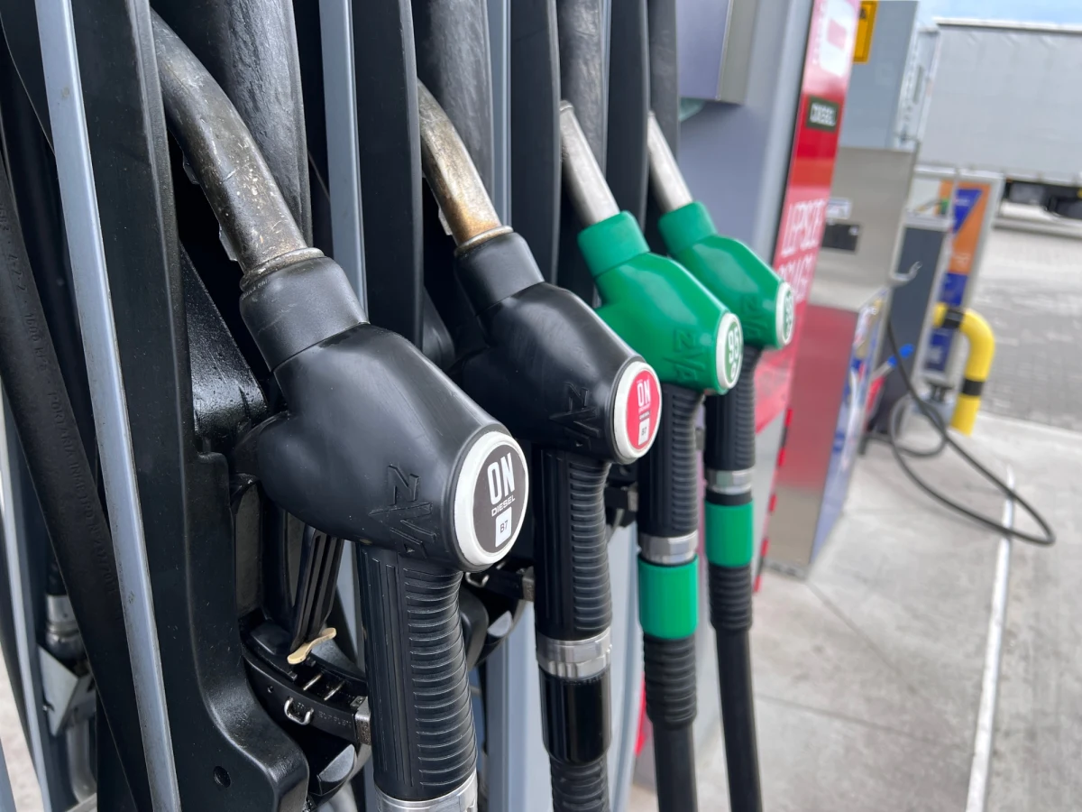 Minister energii ustalił maksymalne ceny paliw w Polsce na środę, 15 kwietnia. Litr benzyny 95 ma kosztować nie więcej niż 6,16 zł, benzyny 98 - 6,70 zł, a oleju napędowego - 7,41 zł.