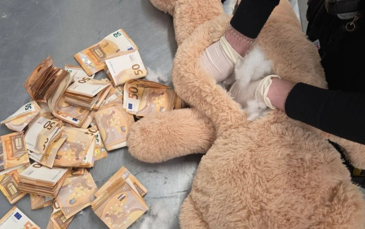W centrum dystrybucji w holenderskim Beek doszło do niecodziennego odkrycia. Pracownik DHL podczas rutynowej kontroli natrafił na dużego pluszowego misia, w którego wnętrzu ukryto aż 50 000 euro w gotówce. Policja zabezpieczyła pieniądze i prowadzi śledztwo w sprawie tajemniczej przesyłki.