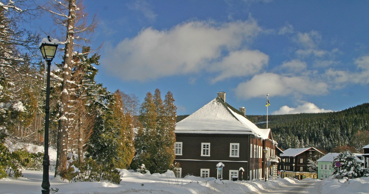 Spokojne uzdrowisko z krystalicznym powietrzem. Zachwyci nie tylko seniorów