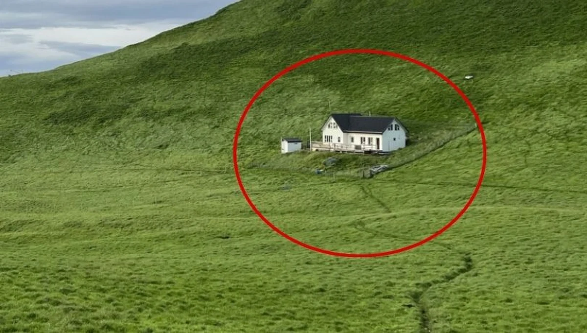 Z dala od cywilizacji, pośród surowych klifów i wzburzonych fal Atlantyku, stoi samotny biały domek - uznawany za najbardziej odosobniony dom na świecie. Jego historia, położenie i aura tajemniczości od lat fascynują podróżników, miłośników przyrody i łowców niezwykłych miejsc. Czy odważyłbyś się tam zamieszkać?