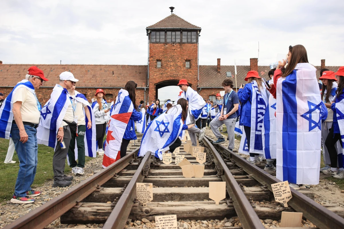 Kilka tysięcy osób z całego świata przeszło ulicami Oświęcimia, biorąc udział w Marszu Żywych i upamiętniając w ten sposób ofiary Zagłady. Kilka dni temu swój udział odwołały delegacje z Izraela. Drogą wiodącą niegdyś na śmierć uczestników poprowadziło pięćdziesięciu ocalałych z Holokaustu, którzy mają od 80 do 98 lat.