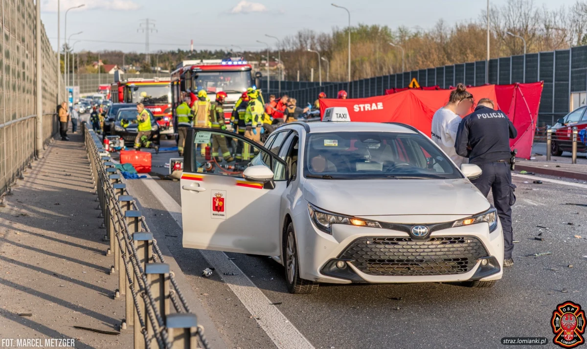 Policja szuka świadków tragicznego wypadku na drodze krajowej nr 7 w podwarszawskich Łomiankach, w którym zginęły dwie osoby, a kolejna jest w bardzo ciężkim stanie. Śledczy ujawnili, że sprawca wypadku, który uciekł z miejsca zdarzenia i nie udzielił pomocy poszkodowanym, był pod wpływem alkoholu.