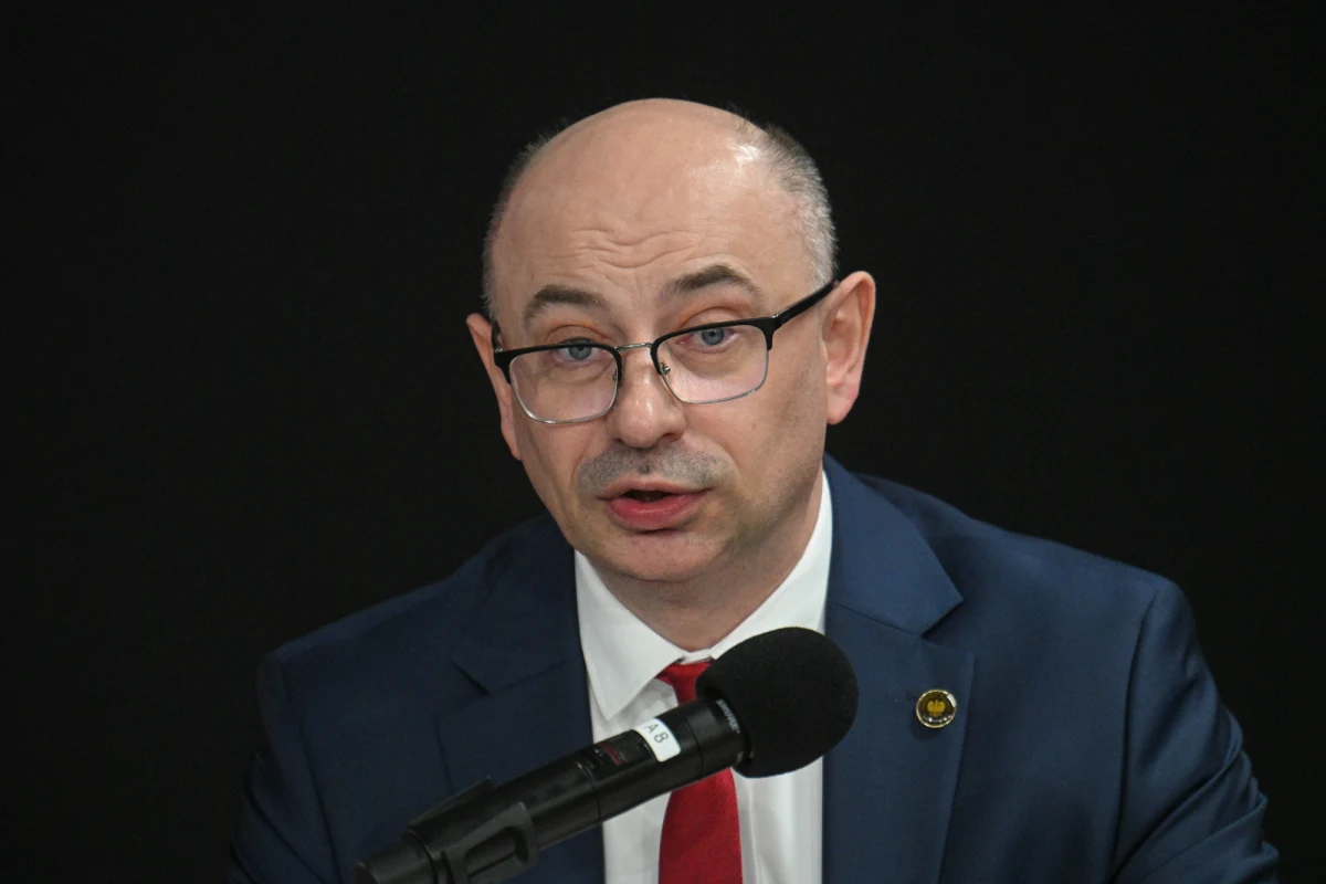 Dr Mateusz Szpytma, zastępca prezesa Instytutu Pamięci Narodowej, został we wtorek rekomendowany przez Kolegium IPN na prezesa tej instytucji. To drugie podejście do wybrania nowego prezesa IPN, następcy Karola Nawrockiego, po tym, jak w ubiegłym roku poprzedni kandydat nie uzyskał wymaganego poparcia w Sejmie. Ostateczną decyzję ponownie podejmie parlament.