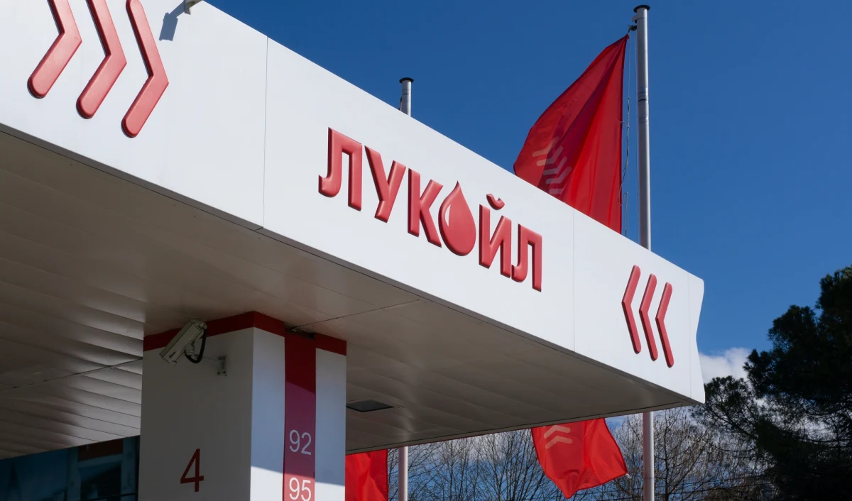 Amerykańskie władze zdecydowały, że stacje benzynowe Łukoilu poza Rosją mogą działać bez ograniczeń do 29 października. Przedłużenie licencji zwalniających z sankcji dotyczy zarówno placówek w Europie, jak i bułgarskich spółek koncernu, w tym rafinerii w Burgas.
