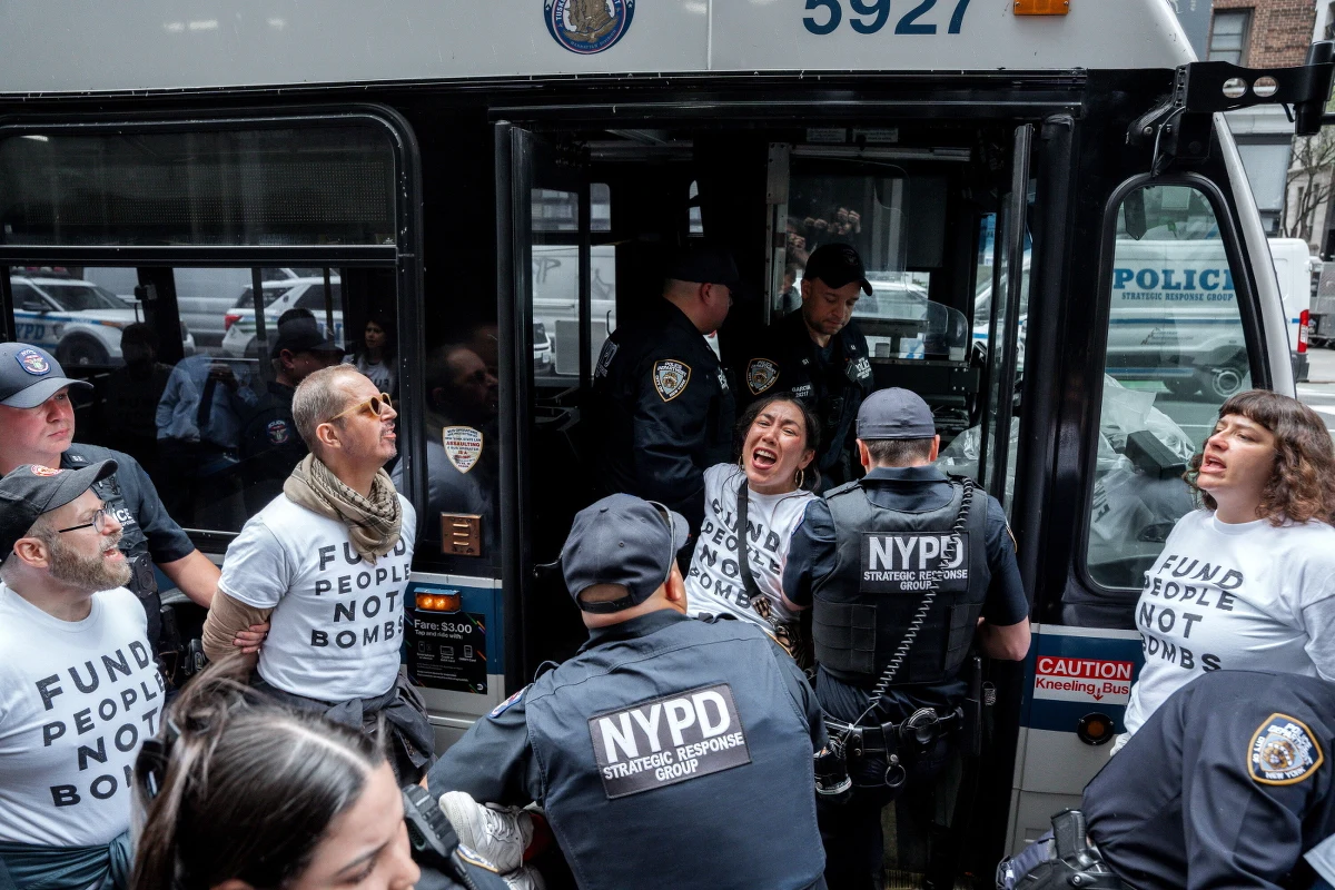 90 osób zatrzymała nowojorska policja podczas protestu przeciwko sprzedaży broni Izraelowi przez Stany Zjednoczone - informuje dziennik "New York Times". W demonstracji wzięło udział kilka organizacji, w tym także ugrupowanie Jewish Voice for Peace, czyli największa na świecie lewicowa organizacja żydowska o charakterze antysyjonistycznym i propalestyńskim.  