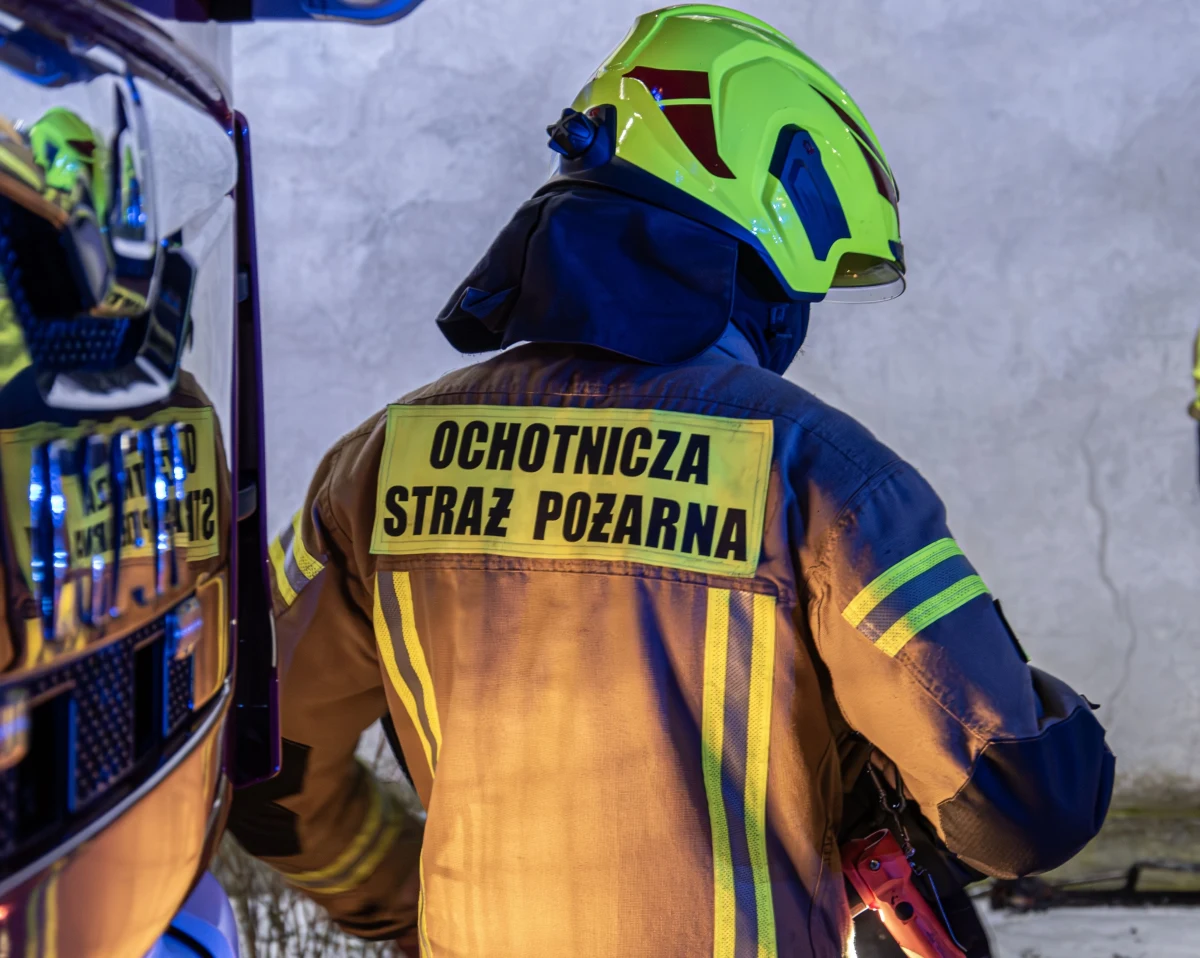 Naczelnik jednostki Ochotniczej Straży Pożarnej Trąbki zginął w wypadku drogowym w okolicach Wieliczki w województwie małopolskim - informuje rzecznik Komendanta Wojewódzkiego Państwowej Straży Pożarnej kpt. Hubert Ciepły. "Najprawdopodobniej jechał do pożaru traw" - przekazał RMF FM. 