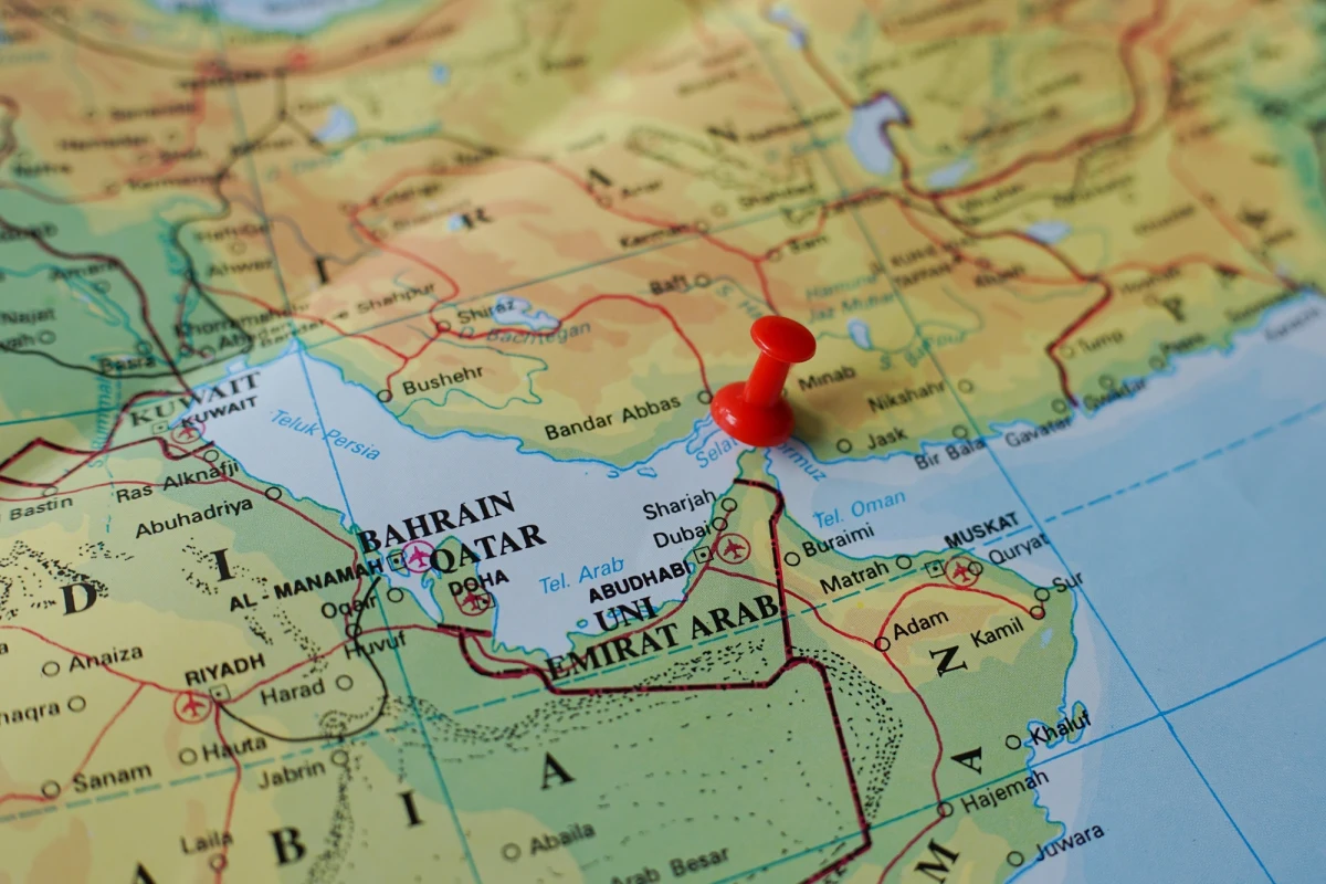 ​W ciągu ostatniej doby przez cieśninę Ormuz przepłynęło ponad 20 statków handlowych, w tym kontenerowce i tankowce. To pierwsze oznaki poprawy sytuacji na jednym z najważniejszych szlaków morskich świata, który od tygodni znajduje się w centrum międzynarodowego napięcia. Amerykańska blokada irańskich portów oraz działania mające na celu usunięcie min morskich mają zapewnić bezpieczeństwo żeglugi i swobodny przepływ towarów.