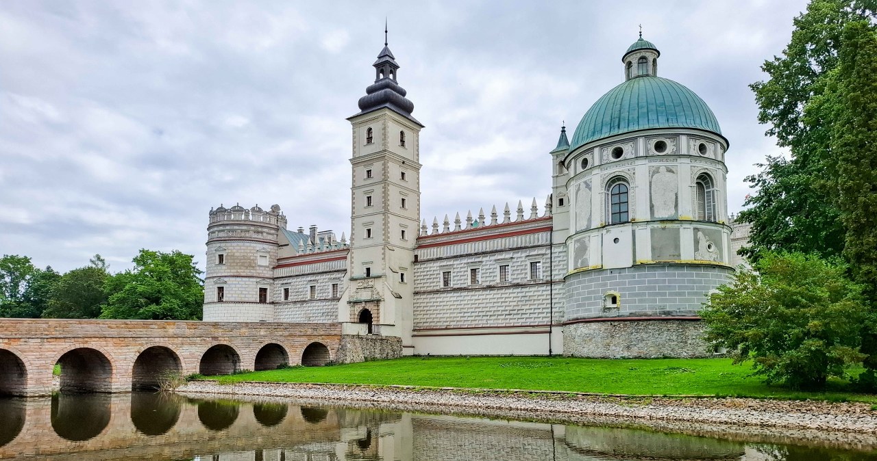 Ten zamek zachwyca turystów z zagranicy. Idealny kierunek na majówkę