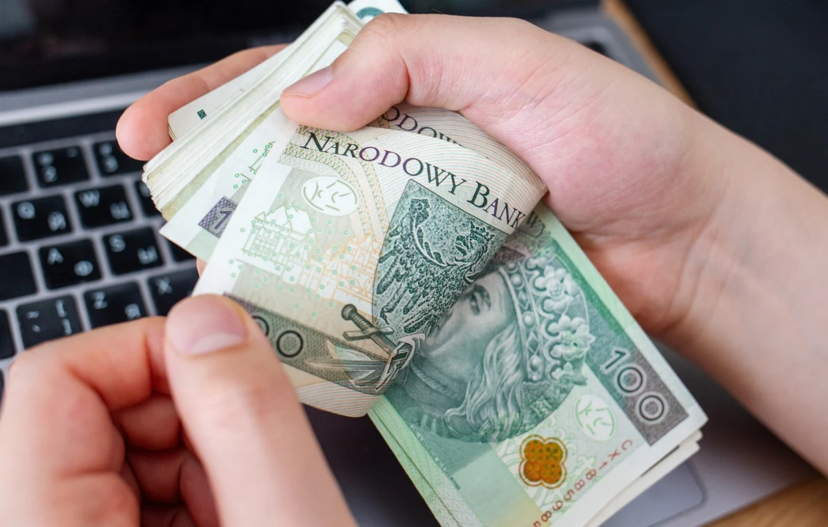 GUS podał nowe dane o inflacji w Polsce. Ceny towarów i usług konsumpcyjnych w marcu wzrosły rok do roku o 3,0 proc., a w porównaniu z ub. miesiącem wzrosły o 1,1 proc. Wpływ na wzrost cen ma wojna na Bliskim Wschodzie. 