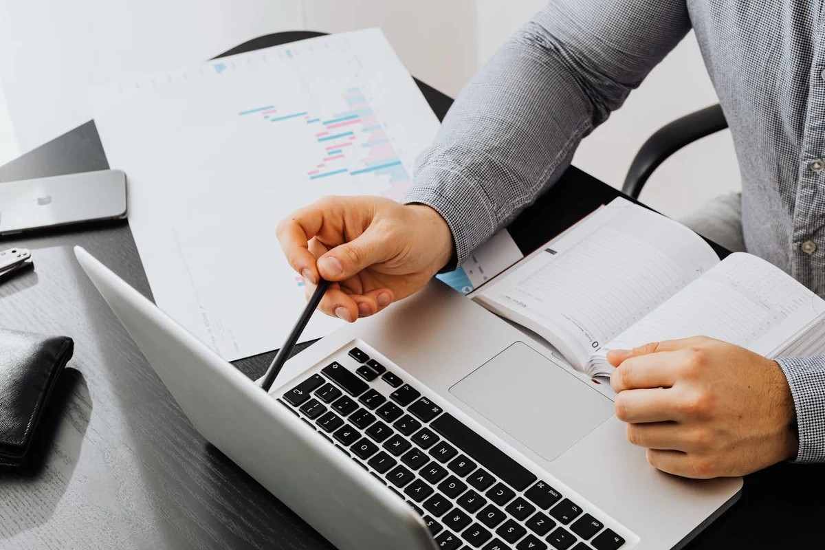 Kibice z zapałem (i kuponem w ręku) zasiadają do typowania faworyta, sprawdzają tabelę, formę i gotowe: czekają ze zniecierpliwieniem na przebieg spotkania. Mało kto jednak wie, że to nie są jedyne dostępne rynki.