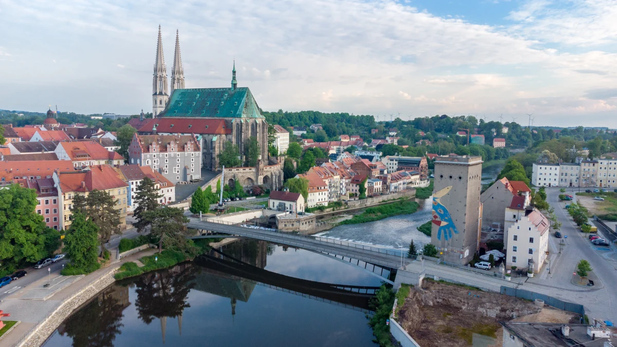 Zgorzelec mierzy się z poważnym problemem. Duża część mieszkańców tego miasta pracuje w Niemczech i tam płaci podatki. Budżet Zgorzelca traci w ten sposób ponad 15 milionów złotych rocznie. 