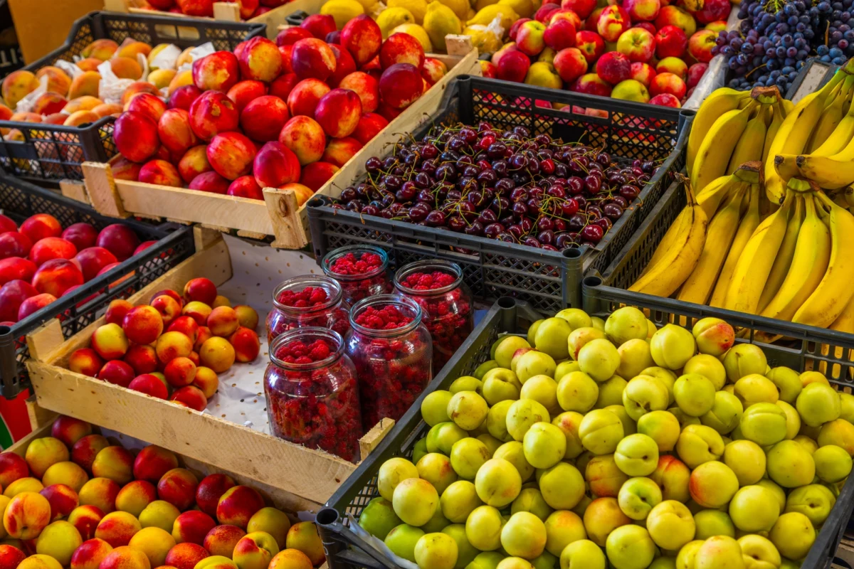 Pięć firm z województw wielkopolskiego, łódzkiego i mazowieckiego oraz prezes jednej z nich zostało ukaranych przez Urząd Ochrony Konkurencji i Konsumentów za zmowę cenową dotyczącą skupu owoców. Łączna wysokość kar sięga niemal 1,6 mln zł. Urząd ujawnił szczegóły nielegalnych ustaleń, które miały miejsce w latach 2022-2024 na terenie powiatu konińskiego.