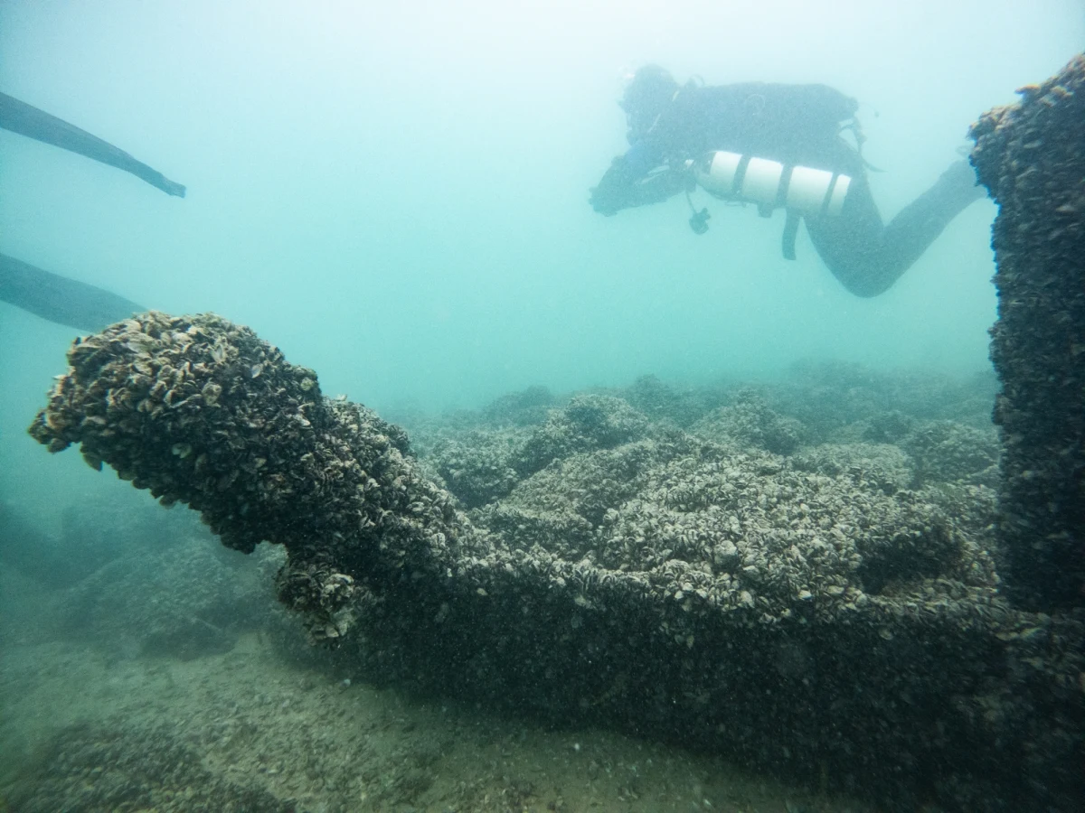 Archeolodzy wydobyli z dna szwajcarskiego jeziora Neuchâtel ponad 1000 doskonale zachowanych rzymskich artefaktów, w tym naczynia ceramiczne, miecze i przedmioty codziennego użytku. Odkrycie, które przez wiele miesięcy utrzymywano w tajemnicy, rzuca nowe światło na obecność Rzymian na terenach dzisiejszej Szwajcarii i stanowi jedno z najważniejszych znalezisk archeologii podwodnej ostatnich lat.