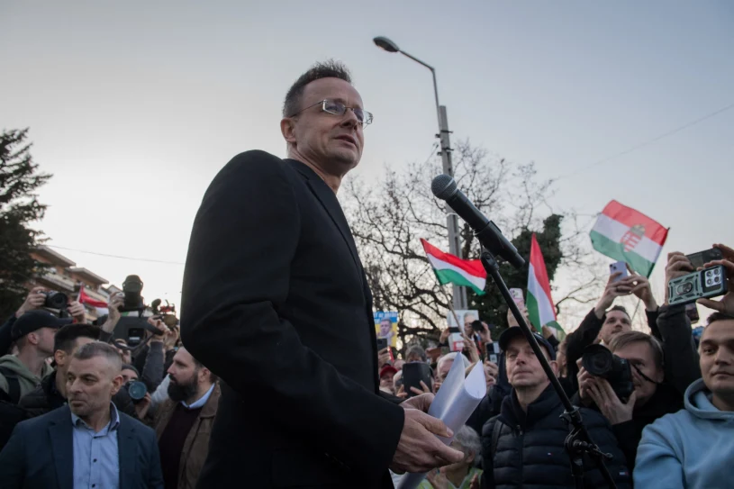 Szijjártó oskarżany o niszczenie dokumentów. W tle