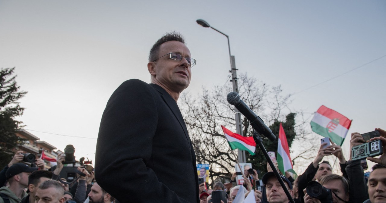 Szijjártó oskarżany o niszczenie dokumentów. W tle "tajemniczy Rosjanin"