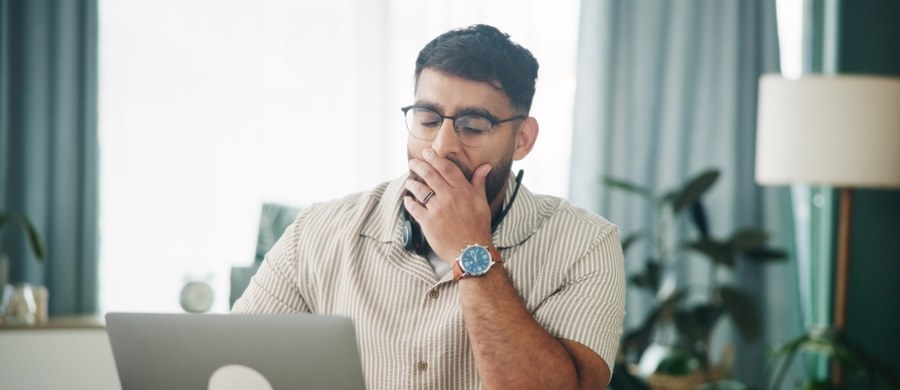 Zmęczenie, napady głodu i trudności z redukcją masy ciała to objawy, które mogą mieć głębsze podłoże metaboliczne. Szacuje się, że insulinooporność dotyczy nawet 20-30% populacji, a w Polsce może obejmować kilka milionów osób. Zaburzenie to często rozwija się stopniowo i długo pozostaje nierozpoznane. Warto wiedzieć, jakie symptomy mogą na nie wskazywać, jakie badania się wykonuje oraz jak dieta i styl życia wpływają na poziom glukozy i kontrolę apetytu. W praktyce klinicznej kluczową rolę odgrywa ocena parametrów takich jak glukoza i insulina na czczo oraz wskaźnik HOMA-IR.