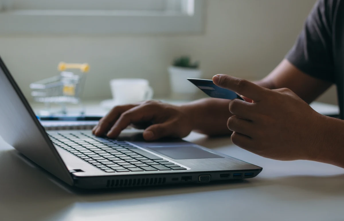 Wiele osób zakłada, że decyzja kredytowa zależy głównie od wysokości zarobków. Tymczasem w praktyce bank patrzy na klienta znacznie szerzej - analizując nie tylko liczby, ale też zachowania finansowe i potencjalne ryzyka.