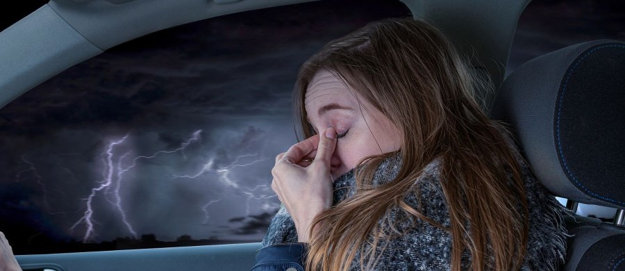 Kilkugodzinna podróż samochodem to bardzo duże wyzwanie dla organizmu. Nieruchoma pozycja, odwodnienie i zmęczenie mogą dać się we znaki szybciej, niż się wydaje. Warto wiedzieć, jak się przygotować i co robić w trasie, aby nie odbiło się to na zdrowiu.