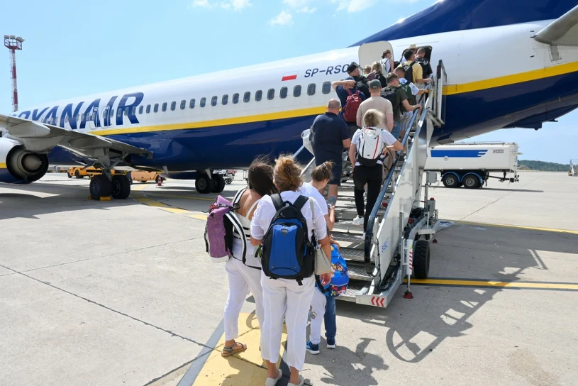 Ryanair charged passenger 260 PLN over backpack straps sticking out — lawyer weighs in