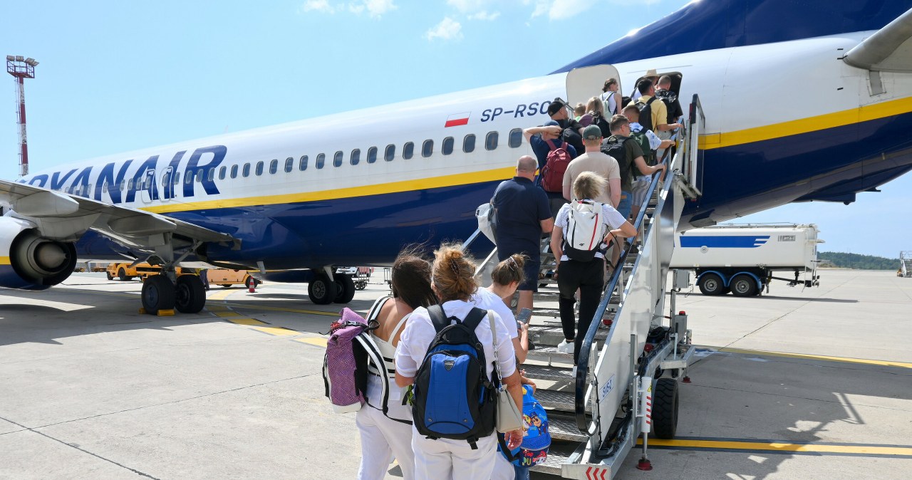Szelki wystawały z plecaka, Ryanair pobrał opłatę. Prawnik komentuje