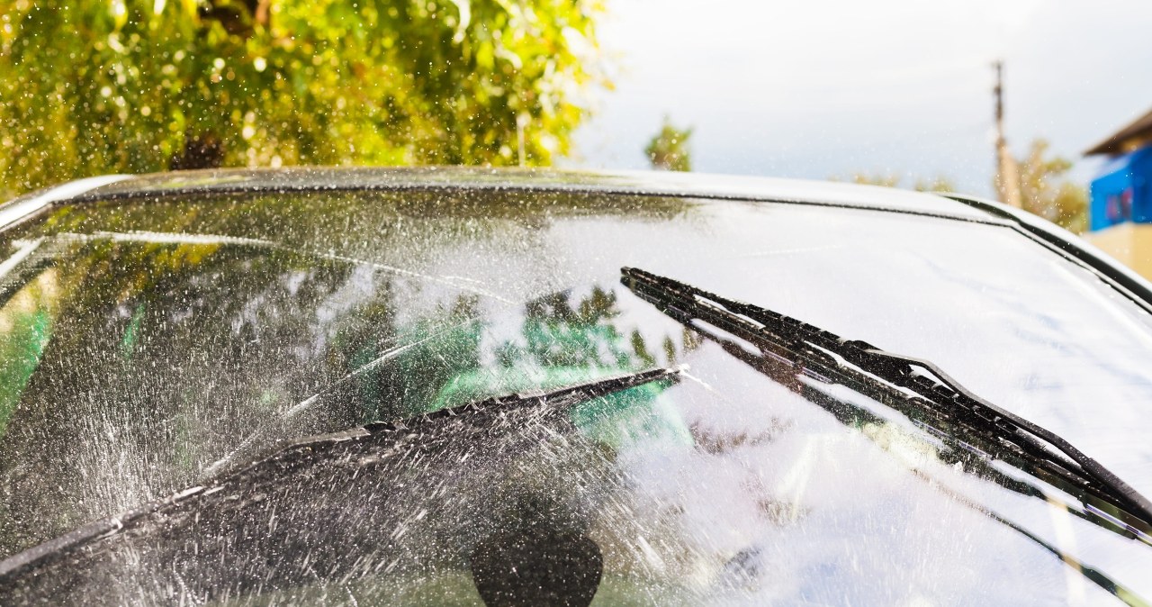​Smugi na szybie po wycieraczkach? Zamiast kupować nowe, sprawdź ten trik