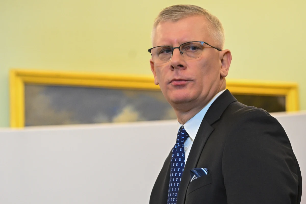 Sławomir Cenckiewicz wygrywa sądowy spór o dostęp do informacji niejawnych. Naczelny Sąd Administracyjny oddalił skargi kasacyjne Kancelarii Prezesa Rady Ministrów od wyroków Wojewódzkiego Sądu Administracyjnego, który uchylił cofnięcie poświadczenia bezpieczeństwa dla obecnego szefa BBN. 