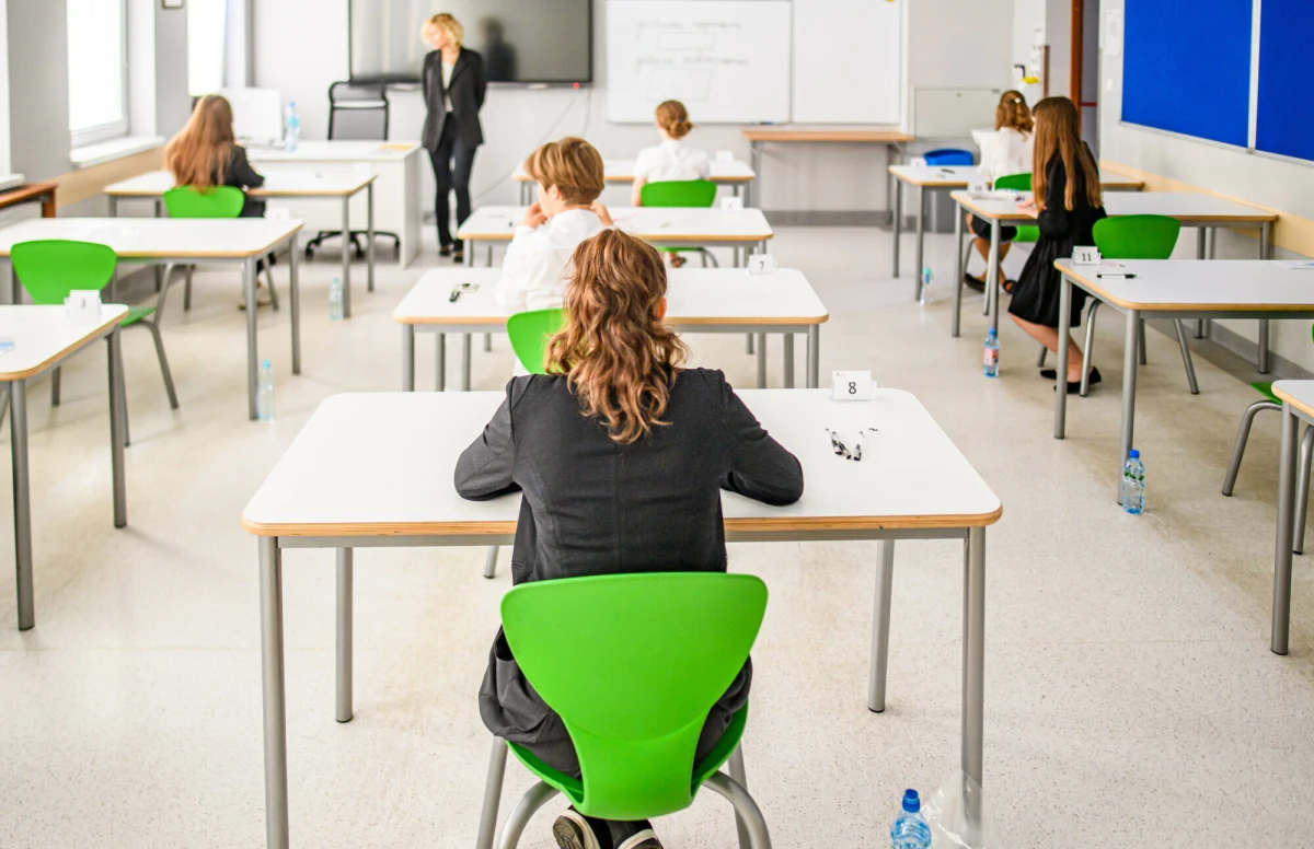 Egzamin ósmoklasisty to dla tysięcy uczniów moment wielkiej próby, który - choć nie posiada progu zdawalności - stanowi przepustkę do wymarzonych szkół średnich. Sprawdzamy, jaki zakres materiału z języka polskiego, matematyki i języka obcego obowiązuje tegorocznych ósmoklasistów.