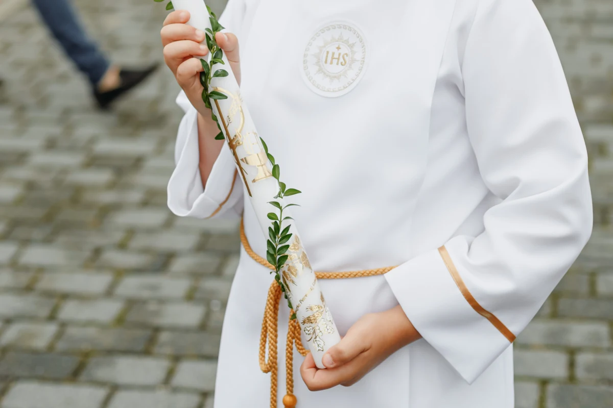 Wybór prezentu na pierwszą komunię to dla wielu gości nie lada wyzwanie. Jak się jednak okazuje, wśród planujących zakup podarunku w tym roku dominuje elektronika - wynika z badania przeprowadzonego przez firmę Komputronik. Sprawdź, jakie upominki, które cieszą się największą popularnością, a także w jakich przedziałach cenowych mieszczą się prezenty na komunię.