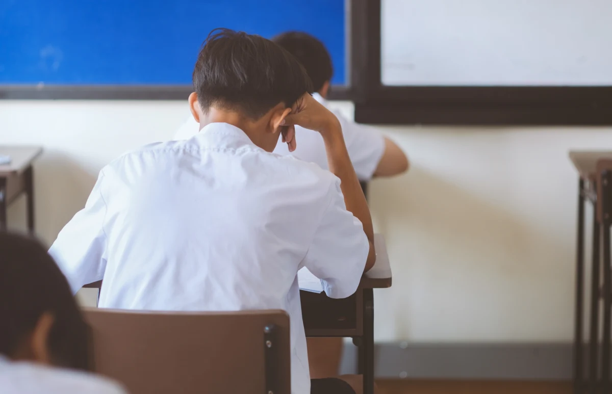 Przed tysiącami uczniów w całej Polsce jeden z najważniejszych sprawdzianów w dotychczasowej edukacji. Choć egzaminu ósmoklasisty nie można "oblać", to właśnie od jego wyników zależy przepustka do wymarzonego liceum czy technikum. Sprawdziliśmy harmonogram, zasady panujące na sali oraz to, jak przeliczyć procenty na cenne punkty rekrutacyjne.