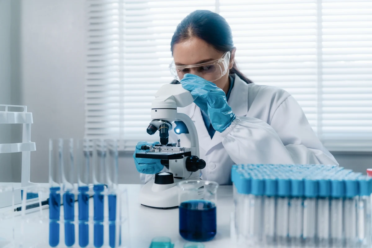 Naukowcy z Beth Israel Deaconess Medical Center oraz Harvard Medical School dokonali przełomowego odkrycia, które może zrewolucjonizować podejście do leczenia zespołu Downa. Wykorzystując zaawansowaną technikę edycji genów CRISPR/Cas9, badaczom udało się wyciszyć aktywność dodatkowego chromosomu 21, głównej przyczyny tej najczęściej występującej choroby chromosomalnej na świecie. Budzące poważne nadzieje wyniki badań zostały opublikowane na łamach prestiżowego czasopisma naukowego "Proceedings of the National Academy of Sciences".