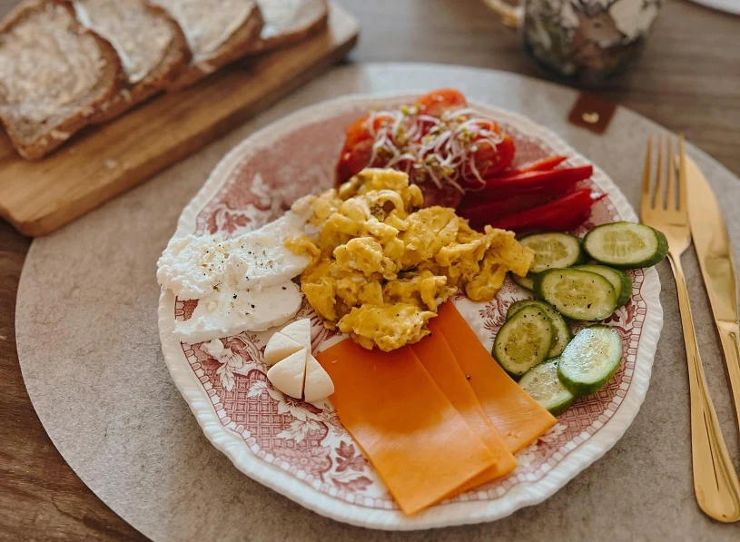 Szybkie śniadania dla zabieganych. 3 sycące dania pełne wartości odżywczych