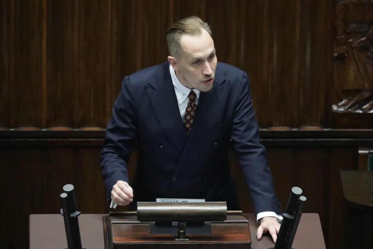 Kancelaria Sejmu złożyła zawiadomienie do prokuratury w związku z pokazaniem przez posła Konrada Berkowicza w Sejmie izraelskiej flagi ze swastyką. W ocenie marszałka Włodzimierza Czarzastego, poseł Konfederacji dopuścił się czynów publicznego znieważenia flagi państwa obcego i propagowania faszyzmu.