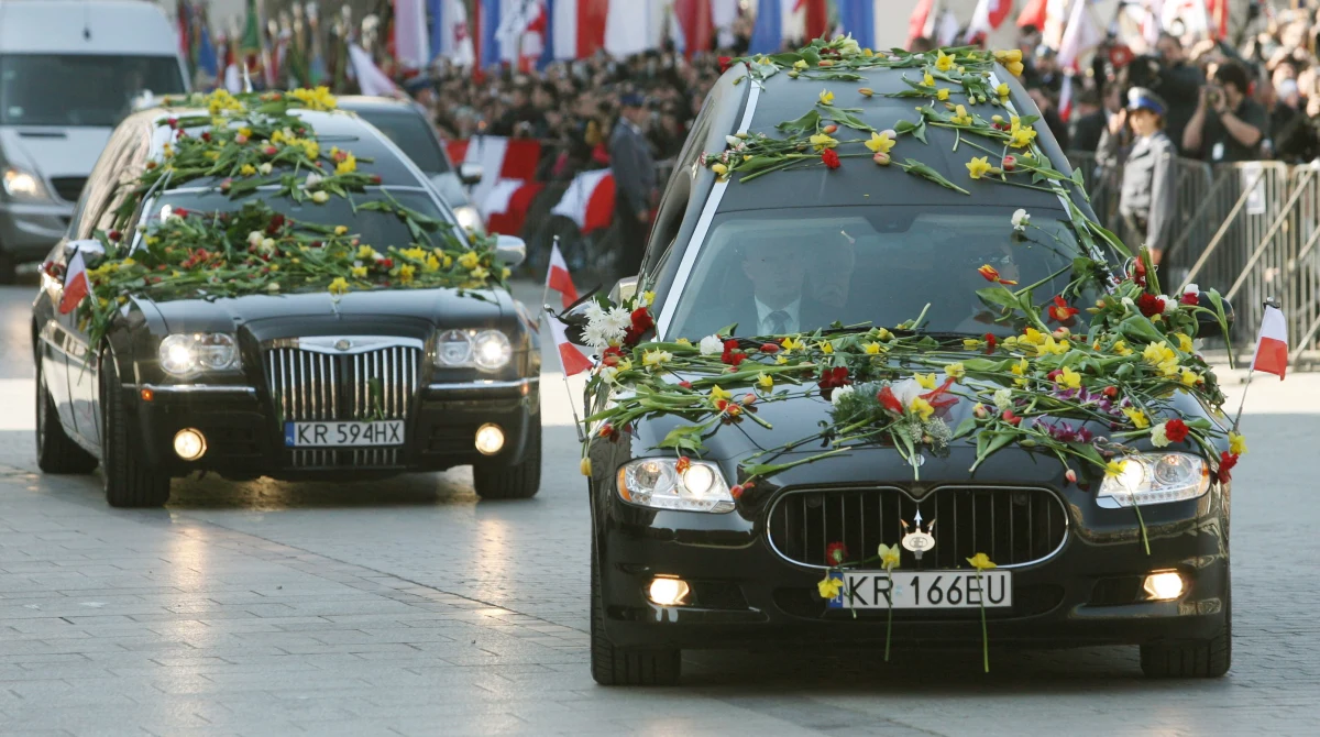 Dziś mija 16 lat od pogrzebu Lecha i Marii Kaczyńskich, którzy zginęli w katastrofie smoleńskiej. Uroczystości pogrzebowe na Wawelu zgromadziły polityków z Polski i świata, a decyzja o pochówku pary prezydenckiej na Wawelu wywołała szeroką debatę społeczną. Przypominamy przebieg tamtych wydarzeń i ich znaczenie dla współczesnej historii Polski.
