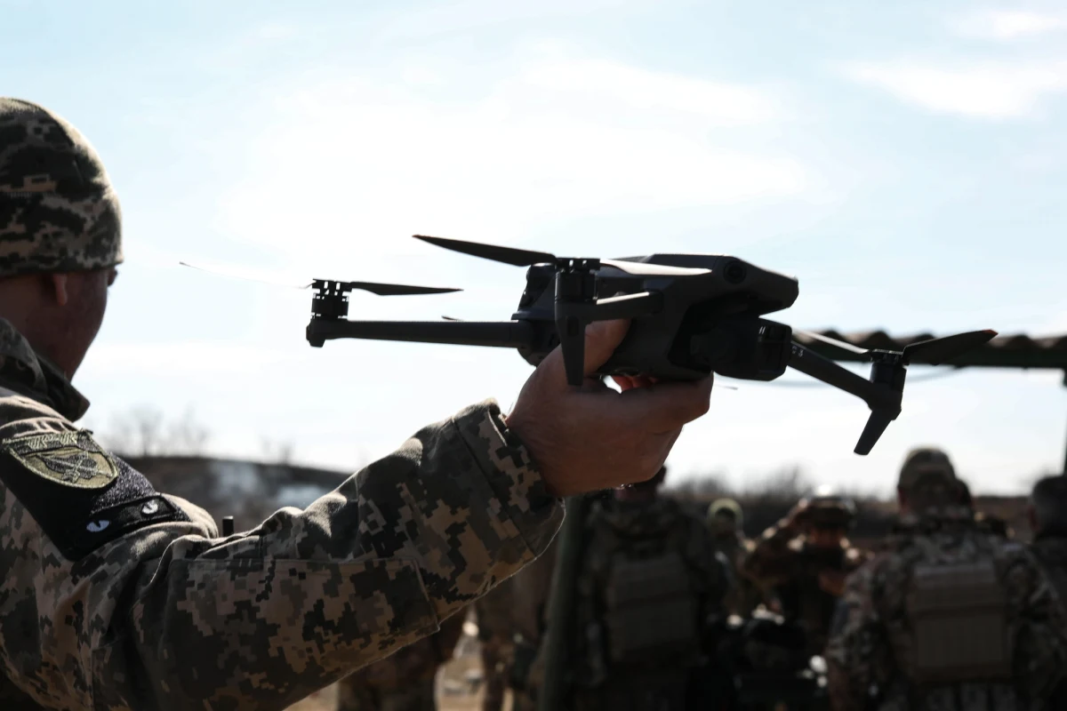 Współczesne konflikty zbrojne coraz częściej rozstrzygają nie czołgi, a komputery i drony, a kluczową rolę odgrywa walka w cyberprzestrzeni. Na największych w Polsce targach cyberbezpieczeństwa INSECON w Poznaniu eksperci ostrzegają: dezinformacja i cyberataki to dziś główne zagrożenia dla bezpieczeństwa państwa i obywateli.