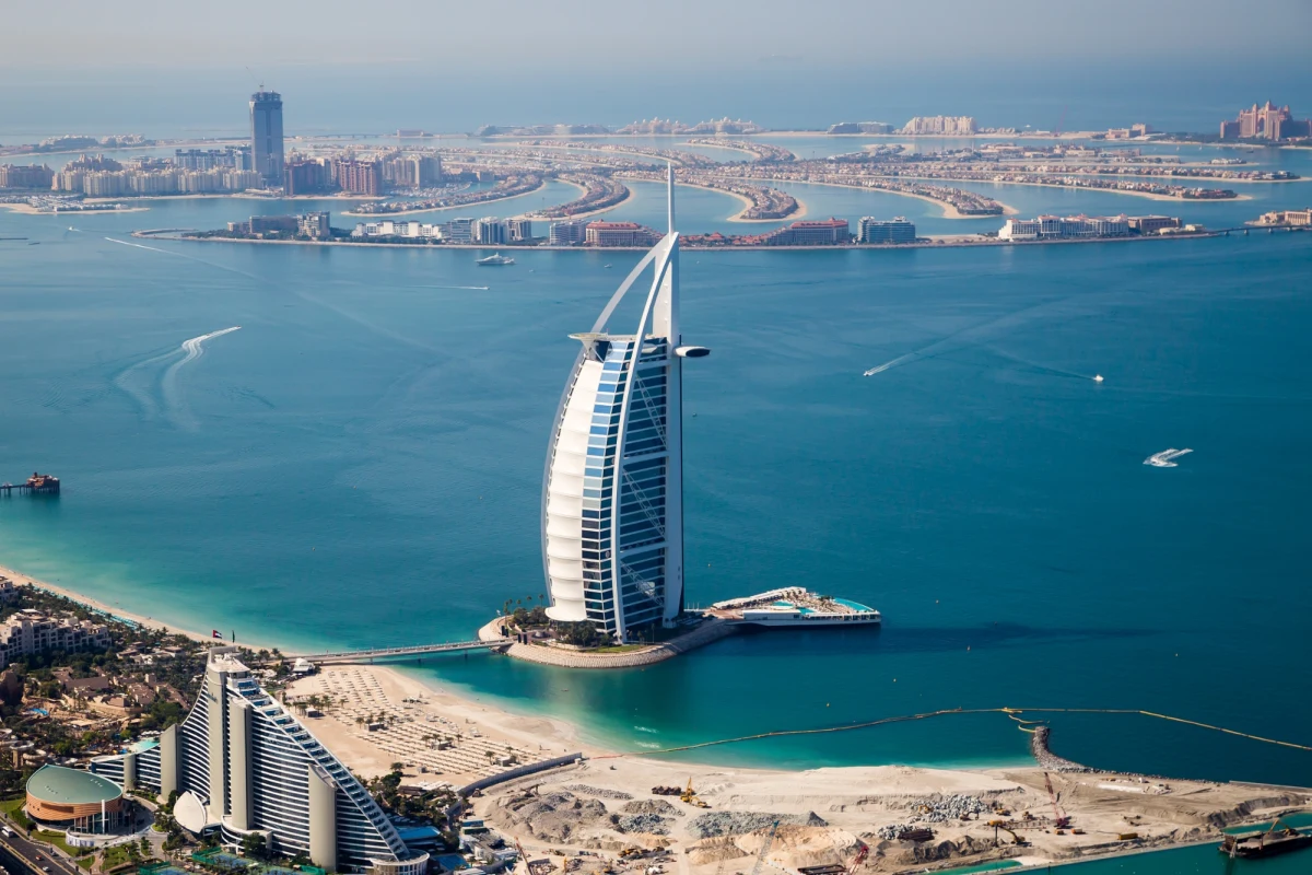 Luksusowy hotel Burdż Al-Arab w Dubaju zostanie zamknięty na czas gruntownego, 18-miesięcznego remontu - potwierdził agencji Reutera członek personelu. Będzie to pierwszy remont od otwarcia w 1999 r. Na słynny dubajski hotel-żagiel w marcu spadły szczątki zestrzelonego irańskiego drona, a obiekt stanął w ogniu.