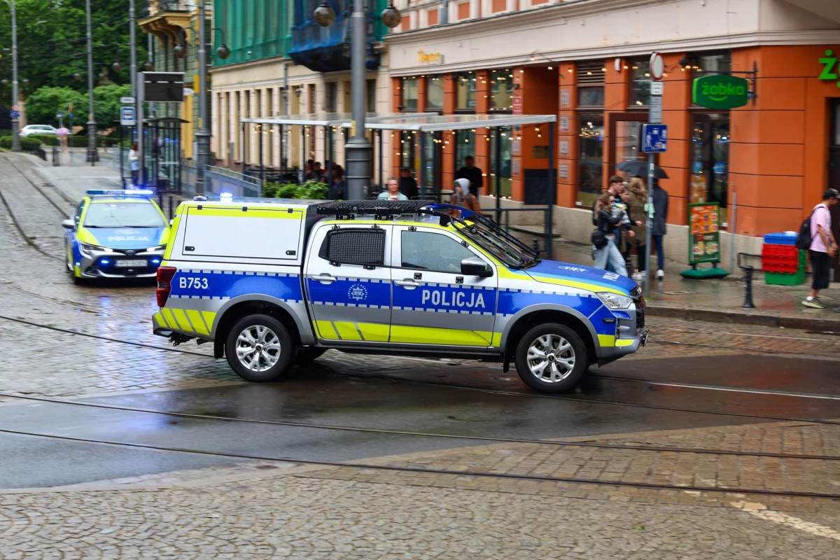 W środę w centrum Wrocławia doszło do napadu na konwój z pieniędzmi. Sprawcy doprowadzili do kolizji z pojazdem przewożącym gotówkę. W trakcie napadu nikt nie ucierpiał. Trwa obława.