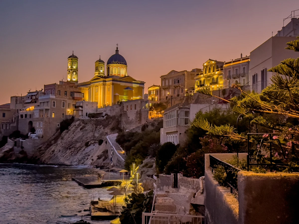 Wolontariusze z organizacji Syros Cats szukają chętnych do opieki nad bezdomnymi kotami na greckiej wyspie Syros. Oferują w zamian bezpłatne zakwaterowanie i śniadanie. Pracę osoba chętna do skorzystania z tej oferty będzie musiała wykonywać przez dni w tygodniu. 