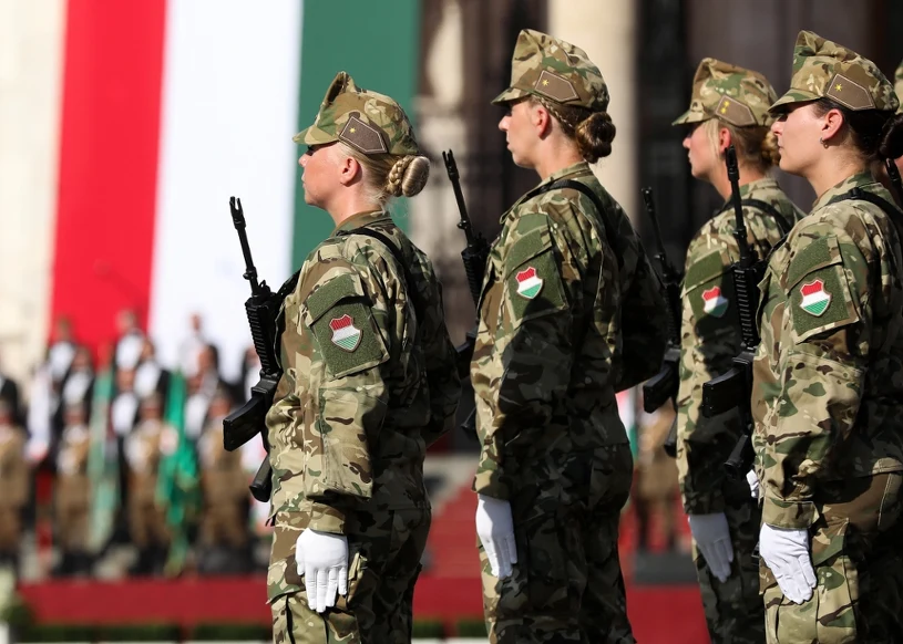 Węgry wycofują wojsko z krytycznych obiektów. Chroniło je 