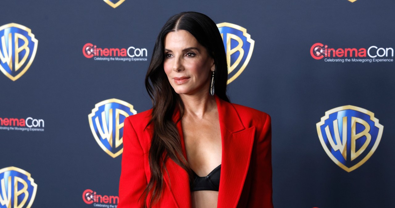 Dawno niewidziana 61-letnia Bullock olśniewa w pomarańczowym garniturze