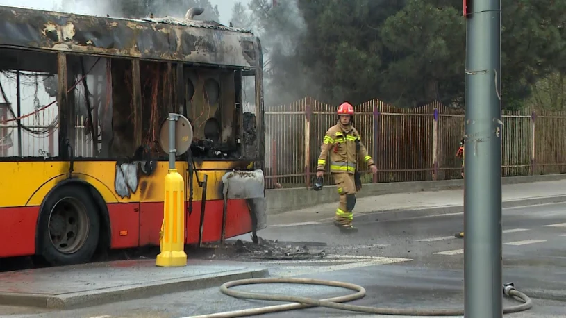 Autobus miejski stanął w ogniu. Akcja strażaków w Warszawie