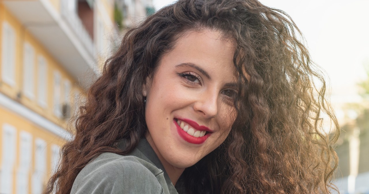 Nie masz lokówki? Tak zakręcisz włosy bez wizyty u fryzjera