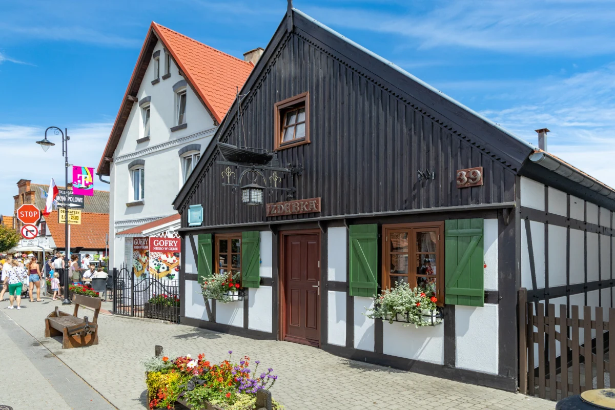 Hel, położony na krańcu Mierzei Helskiej, od lat fascynuje zarówno turystów, jak i miłośników historii. Dla jednych to symboliczny koniec Polski, dla mieszkańców zaś – jej początek i serce lokalnej tradycji. Miasto, które przyciąga tłumy latem, kryje w sobie nie tylko malownicze widoki, ale także bogate dziedzictwo rybackie, unikatowe zabytki i tajemnice wojskowej przeszłości.